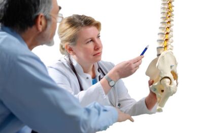 Le médecin conseille le patient sur les signes d'ostéochondrose de la colonne thoracique
