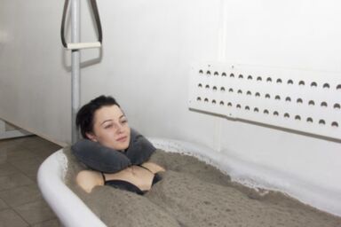 Les bains de boue dans un sanatorium médical soulagent l'inflammation et accélèrent la régénération des tissus dans l'ostéochondrose thoracique