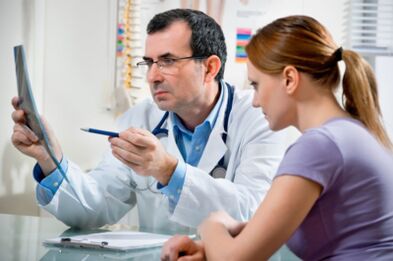 Lorsque les premiers signes d'ostéochondrose de la région thoracique apparaissent, il est recommandé de consulter immédiatement un médecin