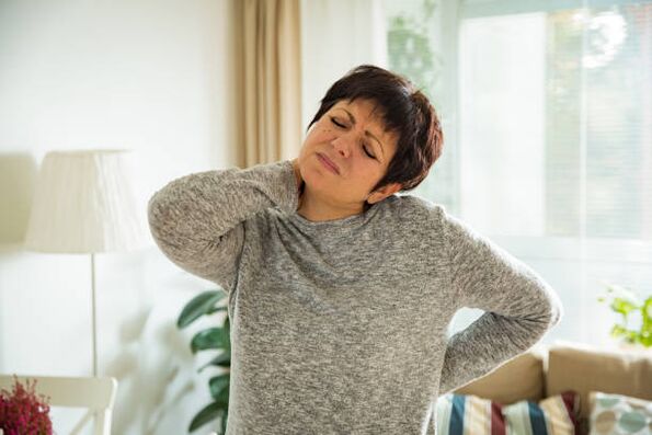 Une femme souffre d’ostéochondrose de la colonne cervicale