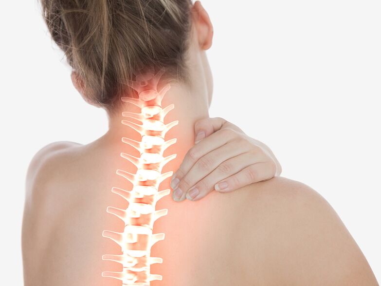 L'ostéochondrose cervicale se manifeste par une douleur sourde ou lancinante