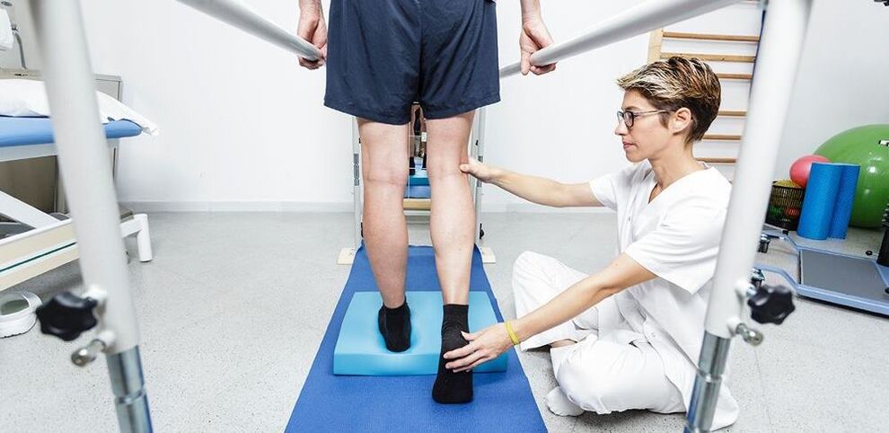 Physiothérapeute enseignant aux patients souffrant d'arthrose du genou