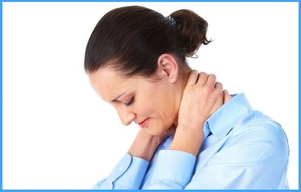Douleur au cou chez une femme atteinte d'ostéochondrose cervicale